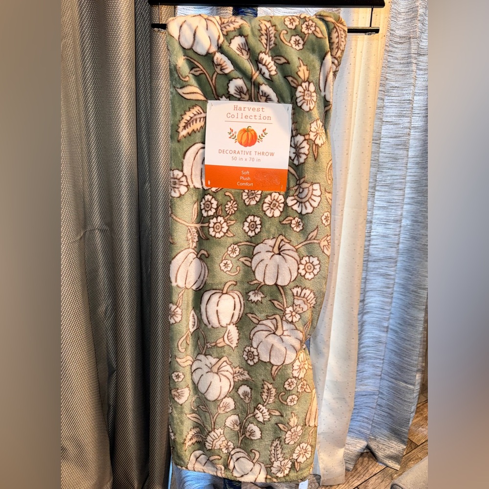 Harvest Collection- NWT Green Floral Decorative Throw 50x70
